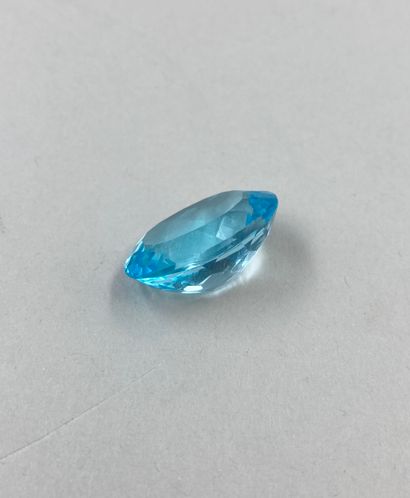 null Blue topaz oval on paper of 26,80cts approximately.