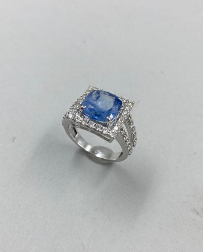 null 18k white gold ring, the square-shaped bezel centered on a sapphire of about...