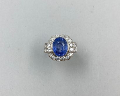 null 18k white gold ring set with a 4.83cts natural Ceylon sapphire in a geometrical...