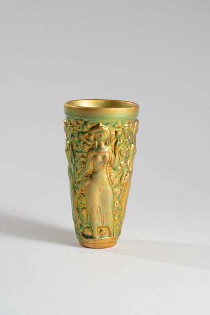null Vilmos ZSOLNAY (1828-1900)

Vase conique en faïence émaillée vert irisée à décor...