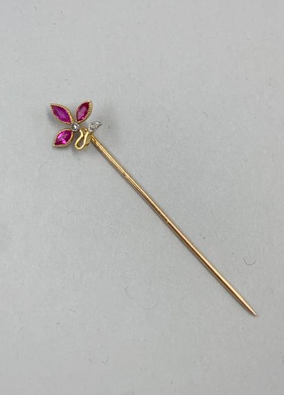 null Tie pin in 18k yellow gold with a fleur de lys set with tourmalines and diamonds....