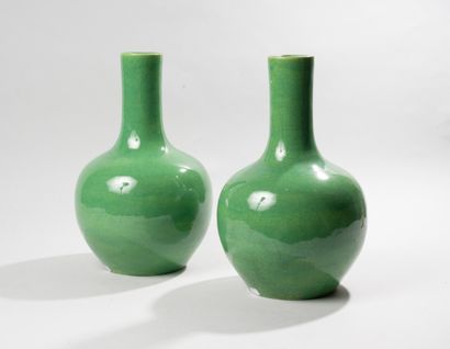 null CHINE, XXè siècle

Paire de vases tianqiuping en grès émaillé vert et craquelé....