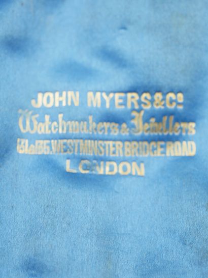  JOHN MYERS Co London. 
Montre de poche en or jaune 18k à boitier circulaire. Cadran...
