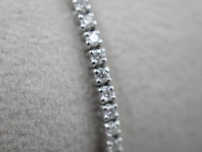 null Bracelet ligne souple en or blanc 18k orné de 75 diamants taille brillant de...
