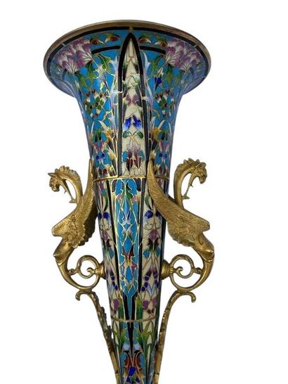null Paire de vases cornet en bronze cloisonné sur piédouche à décor de fleur polychromes...