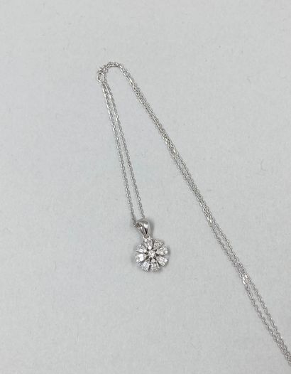 null Pendentif fleur en or blanc 18k serti de diamants taille baguette et brillant...