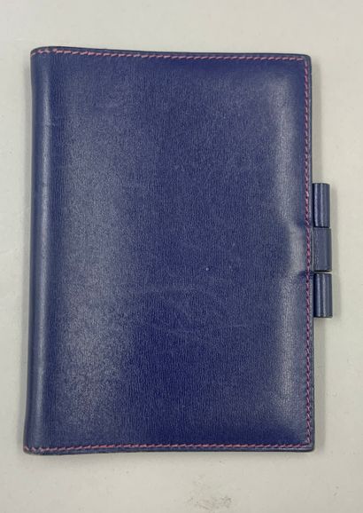 null HERMES Paris

Agenda holder in blue leather and red interior, Year 1998.

13,5...