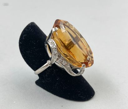 null Important platinum ring set with an exceptional oval topaz of about 50cts in...