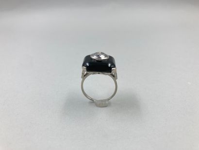 null 18k white gold ring centered with a 2ct diamond on an onyx plate.

PB : 6,50g....