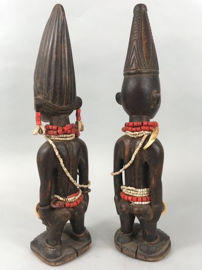 null Paire de statuettes de type ibeji Yorouba, Nigeria

Bois à patine brune, perles,...