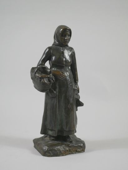 null Jean-Marie MENGUE (1855-1949).

Peasant woman with basket and pheasants

Bronze...