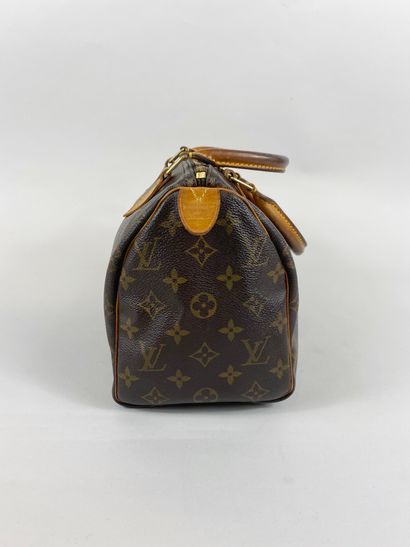 null LOUIS VUITTON

Handbag in monogrammed canvas and leather

19 x 28 cm. 

(Condition...