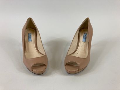 PRADA

A pair of pink heels, size 36.

(Good...