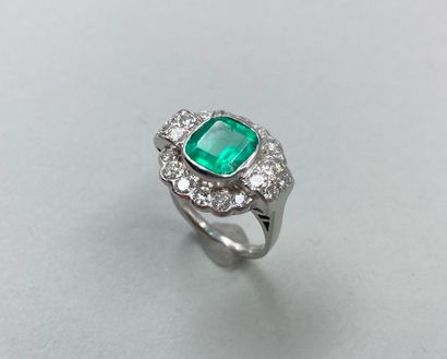 null Ring in 18k white gold with an emerald of about 2.50ct surrounded by diamonds...