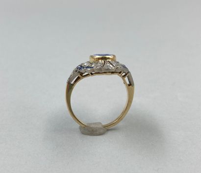 null Ring two 18k gold centered on a sapphire of approximately 2cts in an oval setting...