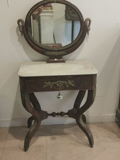 null Mahogany and mahogany veneer dressing table on a frame resting on four sinuous...