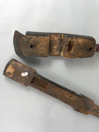 null Bambara type lock, Mali

Wood with brown patina, metal

Height : 45 cm. 45 cm...
