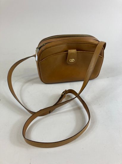 null CELINE

Brown leather shoulder bag. With its box.

(Stains and wear)