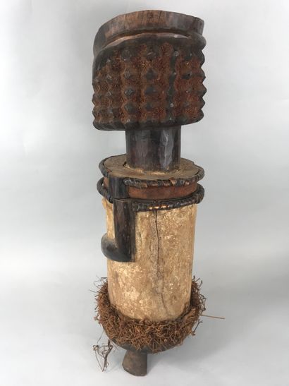 null Boîte sculptée de type Gabon

Bois à patine brune, pigments

Haut. : 57,5 c...