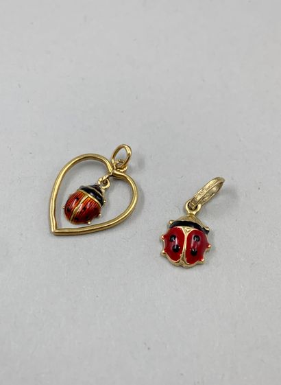 null Lot de deux pendentifs breloques coccinelles en or jaune 18k et émail. 

PB...