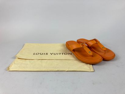 null LOUIS VUITTON

Une paire de tongs en cuir et caoutchouc orange avec pochon d'origine,...