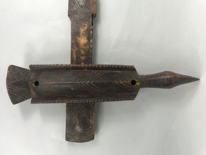 null Bambara type lock, Mali

Wood with brown patina, metal

Height : 45 cm. 45 cm...