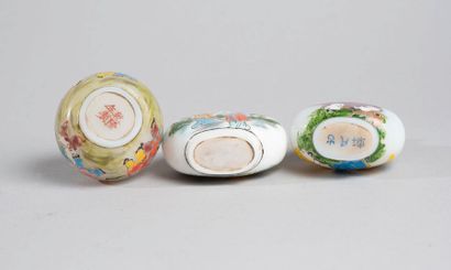 null CHINA, 20th century.

Set of three porcelain snuffboxes, decorated with festive...