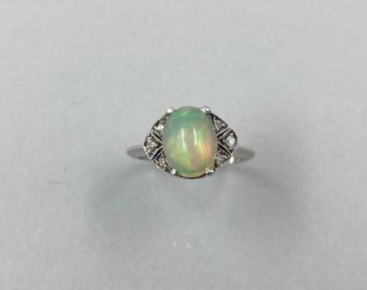 null Bague en or blanc 18k ornée d'une opale ovale dans une monture à motifs géométriques...