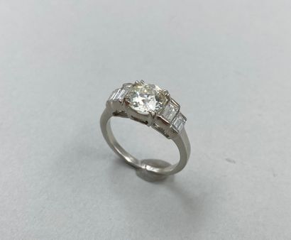 null 18k white gold ring set with a 1.40ct diamond and four baguette-cut diamonds....