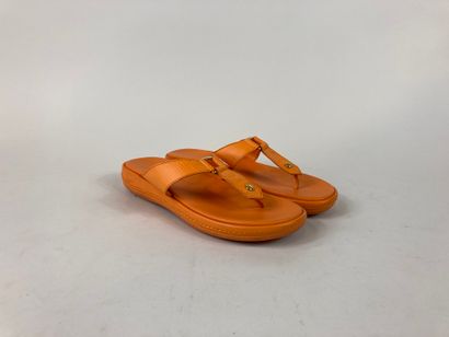 null LOUIS VUITTON

Une paire de tongs en cuir et caoutchouc orange avec pochon d'origine,...