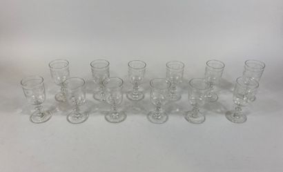 null Suite of 12 glass wine glasses engraved with friezes.

Early 20th century.

Height:...