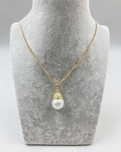 null Pendant in 18k yellow gold adorned with a large white cultured pearl, the hoop...