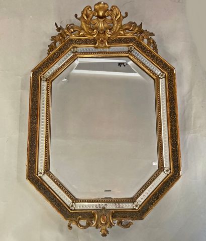 null Grand miroir à parecloses en verre de Murano. Le fronton à décor d'une feuille...