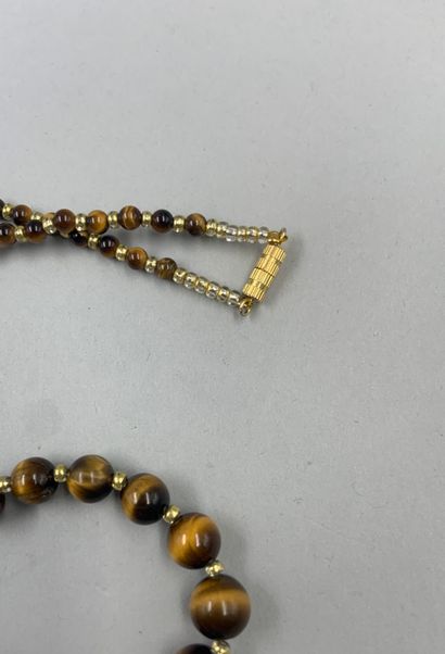 null Long necklace of balls of tiger eye in fall. 

Length: 60 cm.