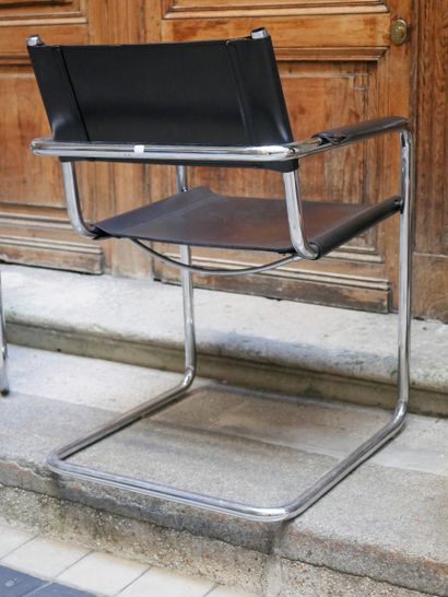 null Pair of design armchairs, in the taste of Marcel BREUR. Chromed metal tube structure,...