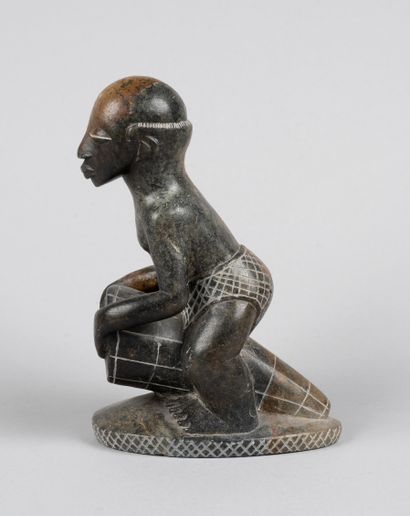 null Africa, 20th century. 

Sculpture in engraved stone.

Height: 20 cm