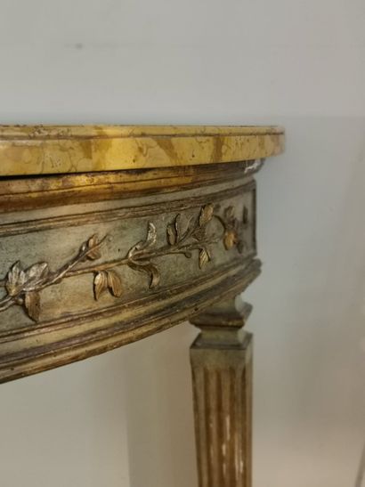 null Half-moon console in gilded wood rechampi green. The belt decorated with a frieze...
