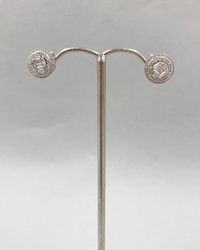 null Pair of 18k white gold openwork round earrings set with baguette-cut diamonds...