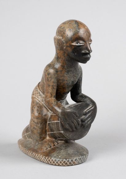 null Africa, 20th century. 

Sculpture in engraved stone.

Height: 20 cm