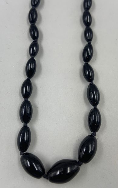 null Lot de trois colliers vintage en jais dont : 

- Un collier double rang à perles...