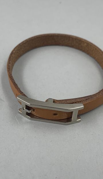 null HERMES Paris

Natural leather and metal bracelet. With Hermès box

Length :...