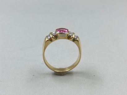 null Bague en or jaune 18k ornée d'un saphir rose de 2cts environ en serti clos accosté...