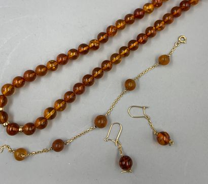null Parure en ambre composé d'un collier, long.: 40cm, d'un bracelet et d'une paire...