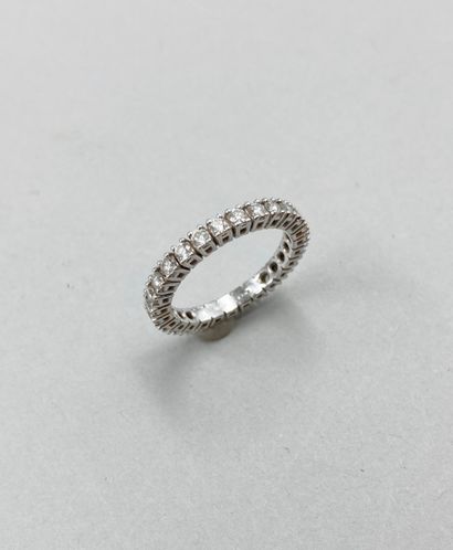 null American wedding band in 18k white gold, with a line of diamonds.

PB: 3,3g....