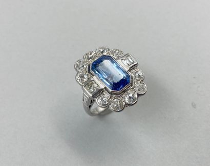 null Bague Pompadour stylisée en platine centrée d'un saphir de Ceylan taille émeraude...