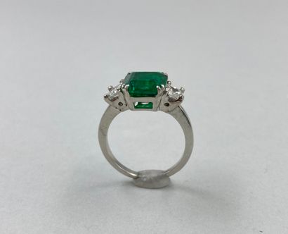 null 18k white gold ring set with a cushion-cut emerald of about 2.50ct and two square...