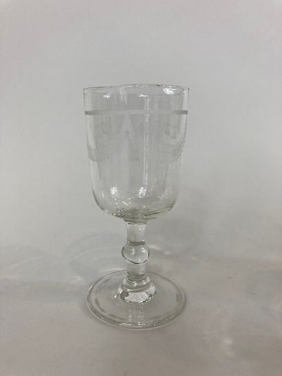 null Suite of 12 glass wine glasses engraved with friezes.

Early 20th century.

Height:...
