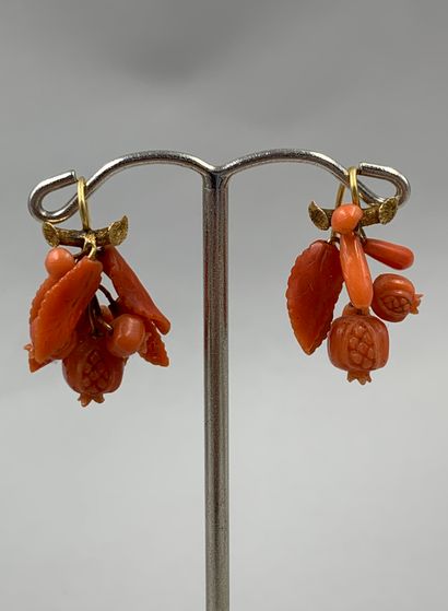 null Paire de pendants d'oreilles en or jaune 18k ornées de corail sculpté et gravé...