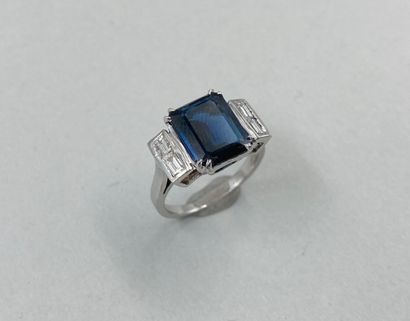 null 18k white gold ring set with a 3.50ct sapphire and four baguette diamonds. 

PB...