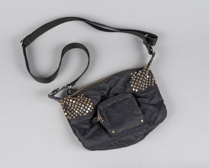 null SONIA RYKIEL

Small black nylon bag with golden studs. Purple interior and zip...